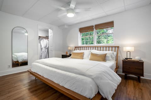 Top performing Airbnb: Treeview Terrace (Workspace - Deck) in Gainesville