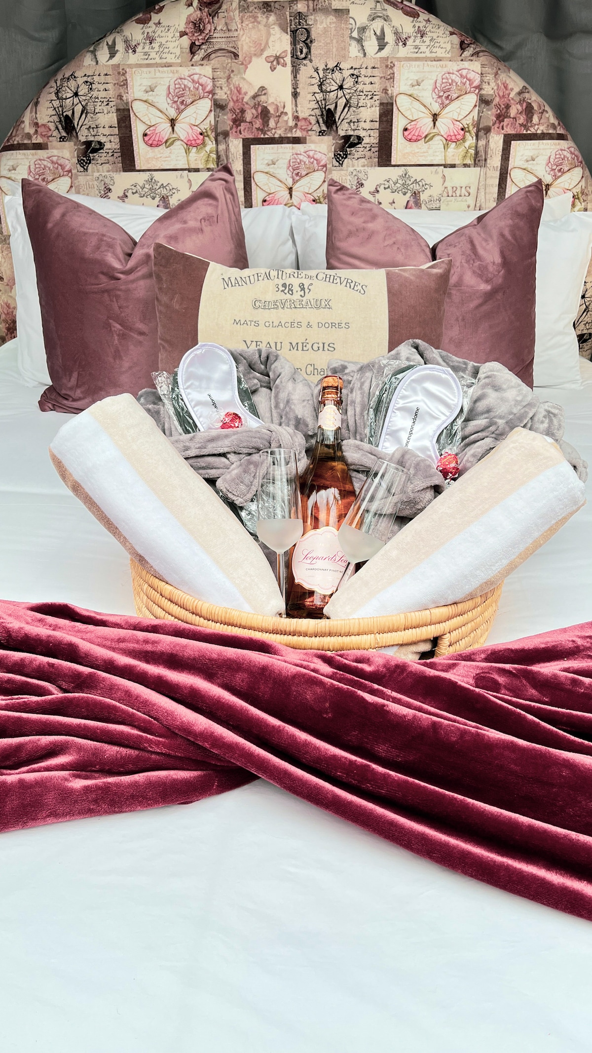 ตะกร้าต้อนรับพร้อมเสื้อคลุมหรูหรารองเท้าแตะหน้ากากอนามัยผ้าขนหนูฮอตทูบและแชมเปญฟรี 1 ขวด