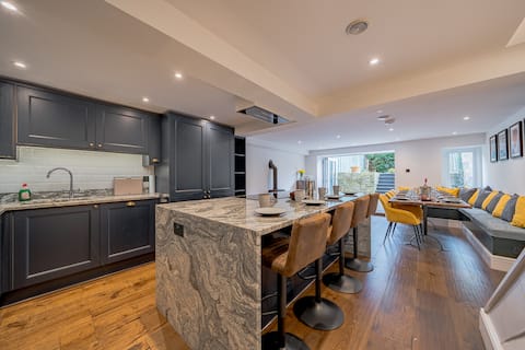 Stunning Bath Home Sleeps 12 ~ Ideal for Hen/Stags