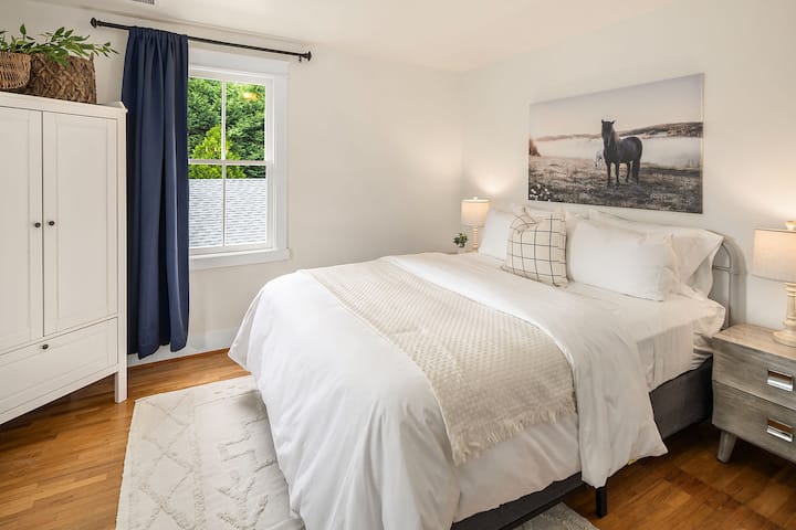 Bedroom #4 with Queen Size bed. 