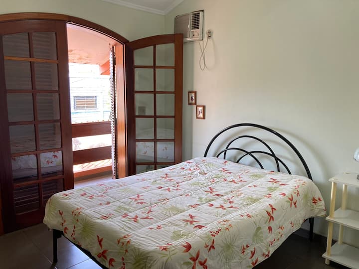 סוויטה מס '1 - מיטה זוגית, מיזוג אוויר ומרפסת (נוף לרחוב)