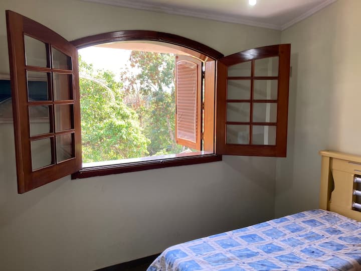 חדר מס '4 - מיטת יחיד וחלון המשקיפים על האזור הירוק. הערה: אפשרות לכלול מזרן יחיד (נוסף) על הרצפה.