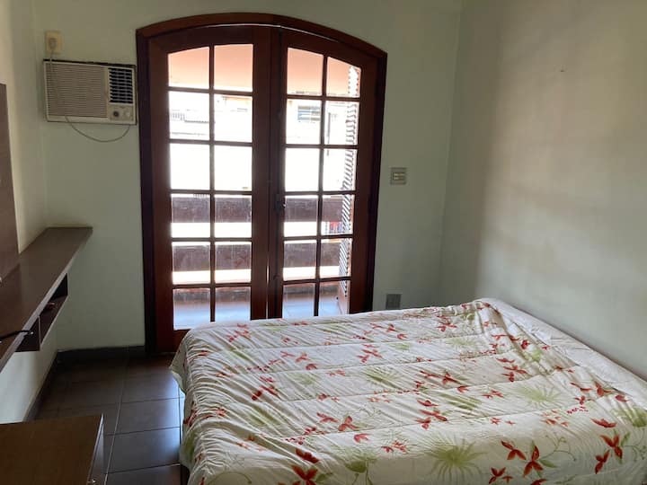 סוויטה מס '2 - מיטה זוגית, מיזוג אוויר ומרפסת (נוף לרחוב)