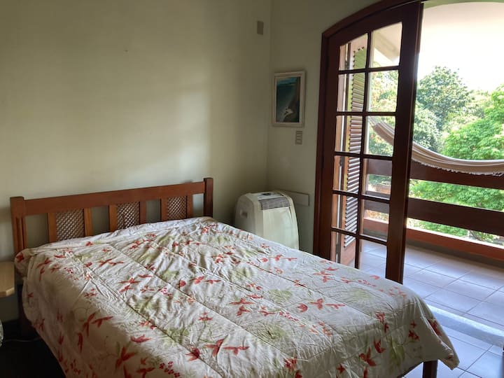 חדר שינה מס '3 - מיטה זוגית, אוויר נייד ומרפסת (נוף ירוק)