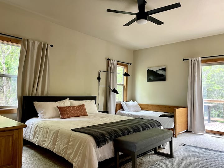 Dormitorio en el primer piso con cama tamaño king y cama nido individual.