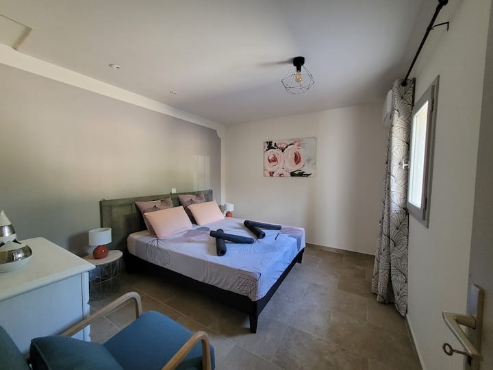 chumba cha kulala chenye kiyoyozi na kitanda cha malkia zise 

