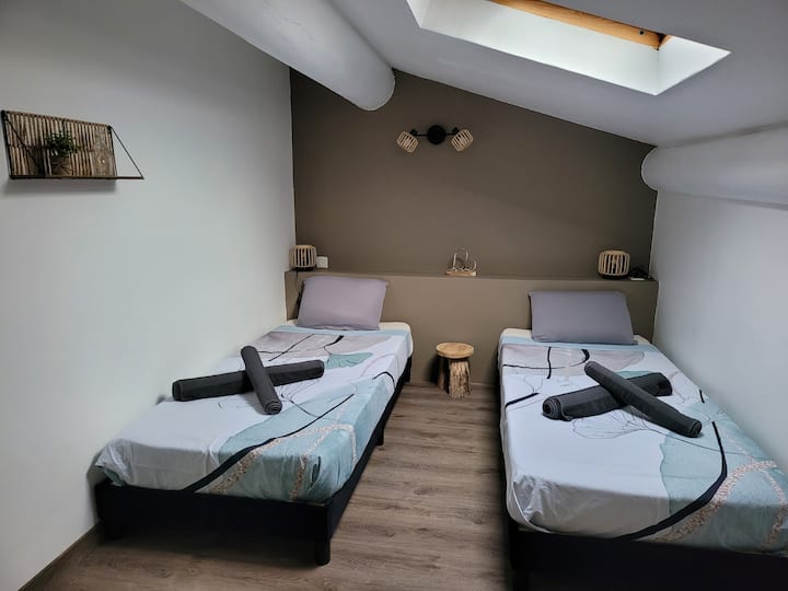 chumba cha kulala 1 st sakafu na 2 vitanda moja. Uwezekano wa kufanya kitanda kimoja. Chumba na shabiki