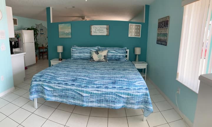 ห้องนอนมีเตียงคิงไซส์และเครื่องนอนใหม่เอี่ยม  ผ้าปูที่นอนเป็นผ้าฝ้าย 100% จำนวนเส้นด้าย 800 เส้นด้าย นุ่มมาก! ห้องน้ำในตัว มีพื้นที่ตู้เสื้อผ้ามากมายและสมาร์ททีวีอีกเครื่องในที่นี่ด้วย