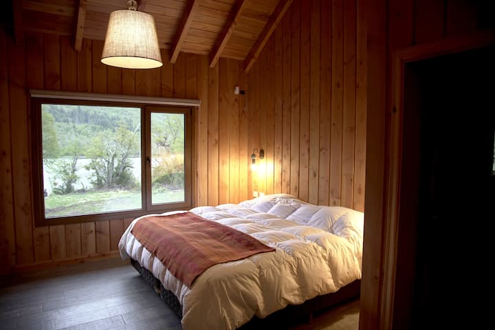 Hoofdslaapkamer met ensuite-badkamer