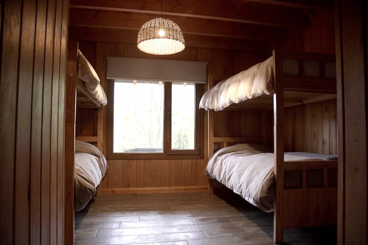 Een kamer 2 met een eigen badkamer. Ruime bedden 90 x 200 cm