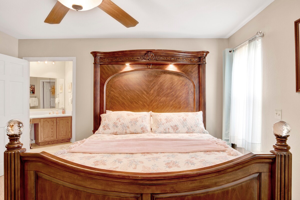 เตียงขนาดคิงไซส์เตียง Michael Amini พร้อมไฟอ่านหนังสือและที่นอน Airloom ที่สะดวกสบายมาก