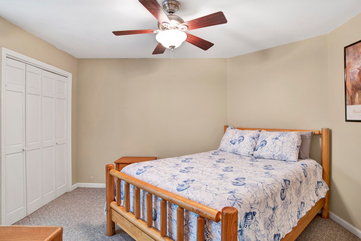 เตียงควีนไซส์โต๊ะกลางคืนและโต๊ะทำงานพร้อมอินเทอร์เน็ต 