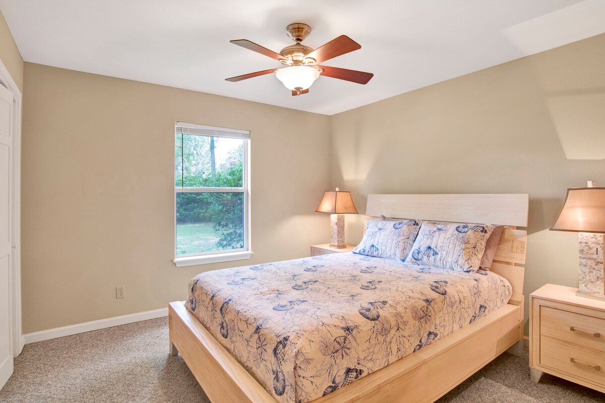 เตียงควีนไซส์ในห้องด้านหน้า ตู้เสื้อผ้าที่มีพื้นที่มากมายให้คุณแขวนเสื้อผ้าได้