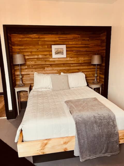 1 Bed, Directly In town, Arcade games,ATV, Parking