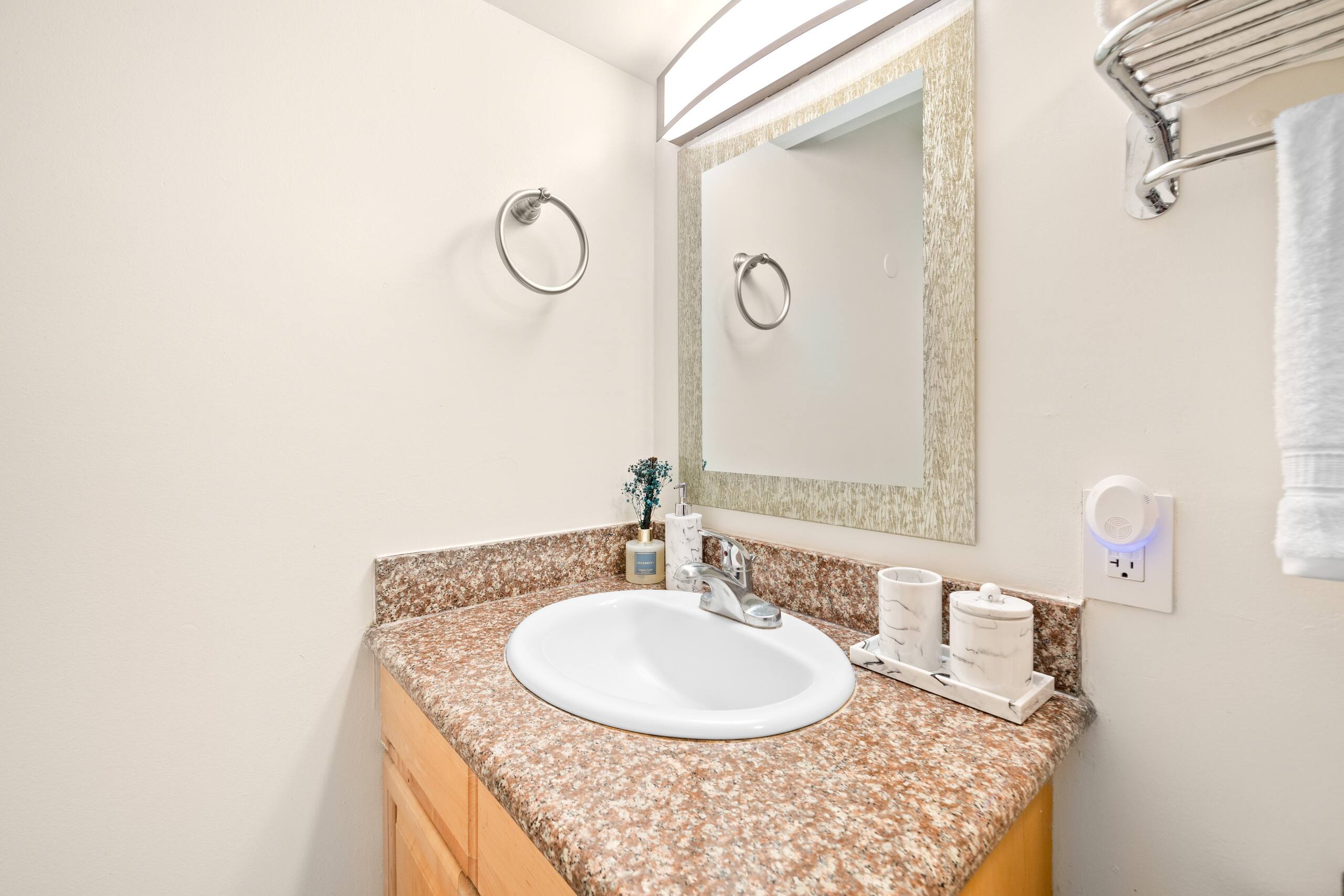 *29th Flr Cozy Studio in the Heart of Waikiki - Image 11