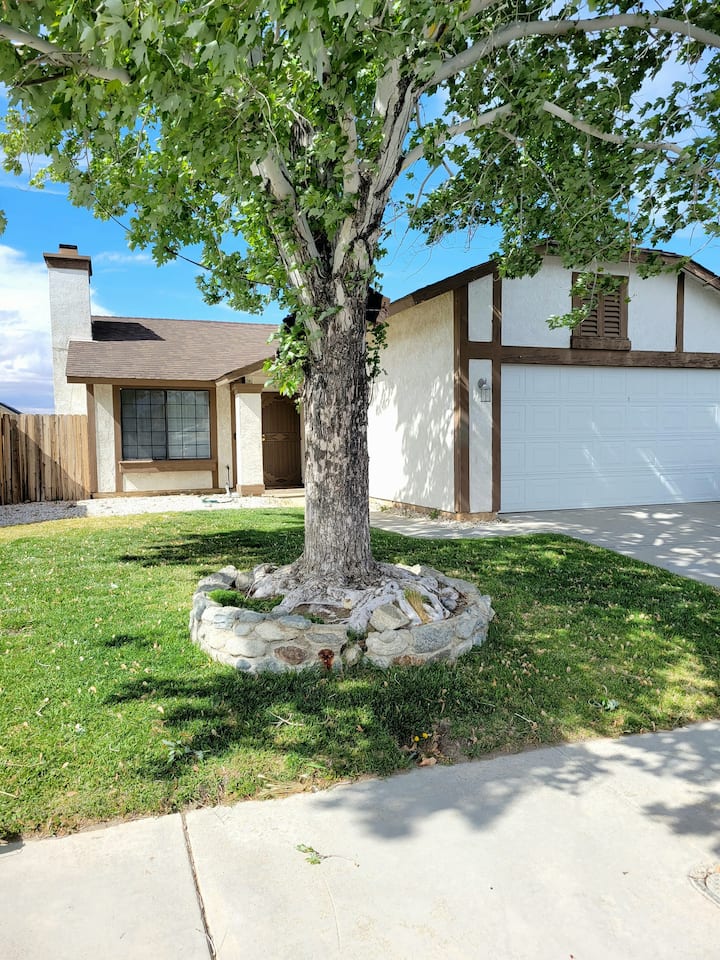 Cozy 2-bedroom Home By Restaurants Row Victorville - Victorville, CA
