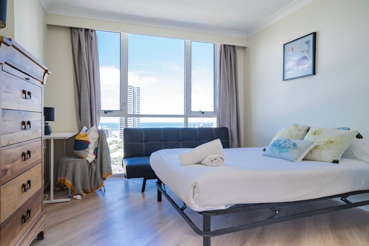 Spálňa 3 je vybavená dvojlôžkovou posteľou a študijným priestorom.