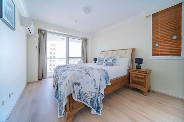 Hlavná spálňa s manželskou posteľou Queen, vlastnou kúpeľňou a klimatizáciou