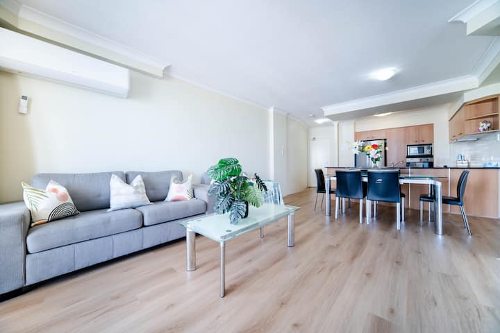 Obývačka s rozkladacou pohovkou a klimatizáciou