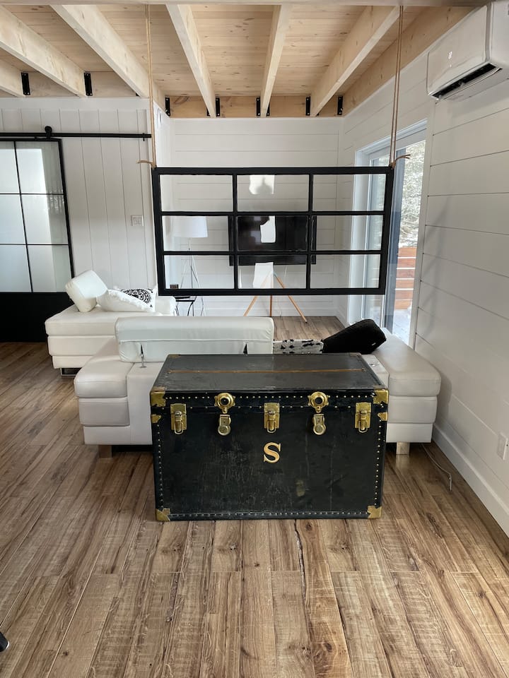 玄関から見えるリビング 