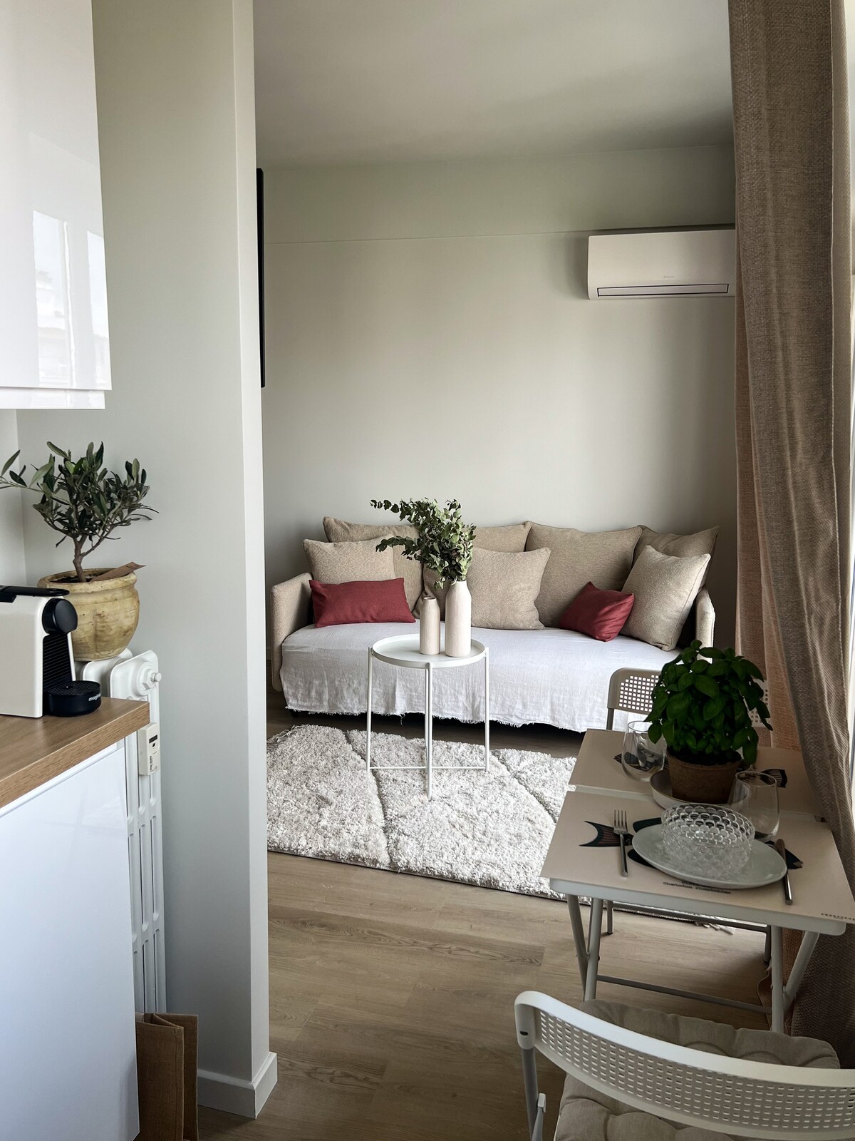 Მისაღები ოთახი სამზარეულოდან