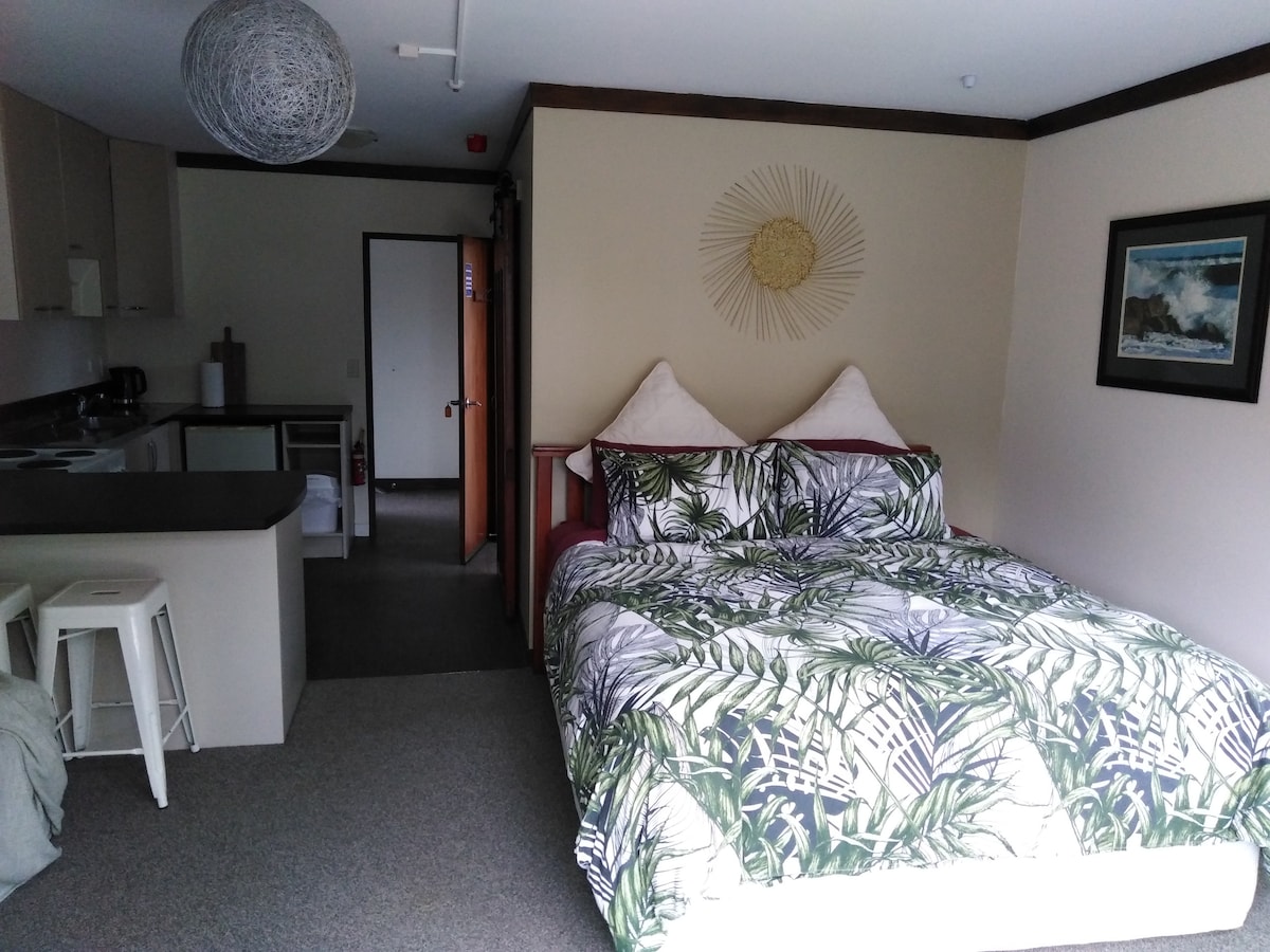 Საწოლი „King Bed“, რომელიც სამზარეულოსა და სააბაზანოსკენ მიდის.
Ამის გარდა, უკანა მხარეს მდებარეობს დედოფალი და ერთადგილიანი საძინებელი სივრცეები.