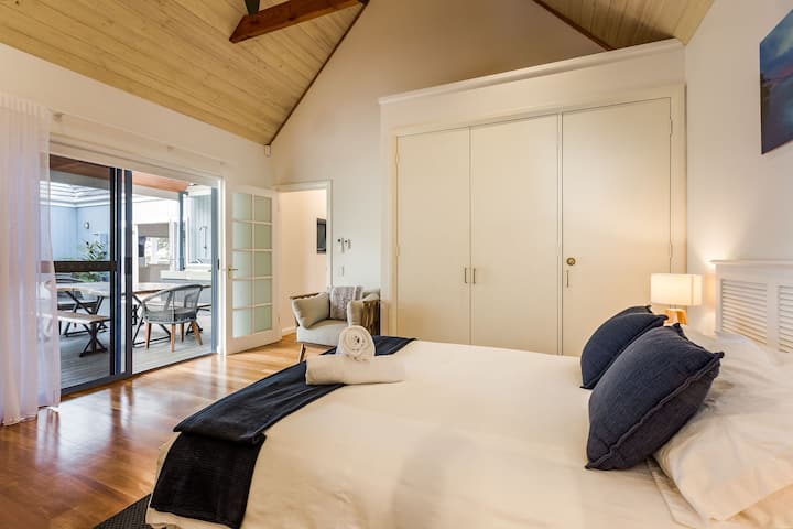 Pana malkia chumba cha kulala 2, na WARDROBE na ensuite unaoelekea staha.