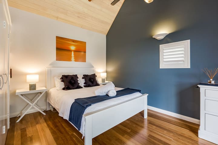 Chumba cha kulala cha studio ya kujitegemea na chumba cha kupikia. Kitanda cha kustarehesha kilicho na blanketi la umeme.