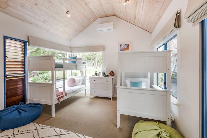 Chumba cha ghorofa mbili na mifuko ya maharagwe na michezo