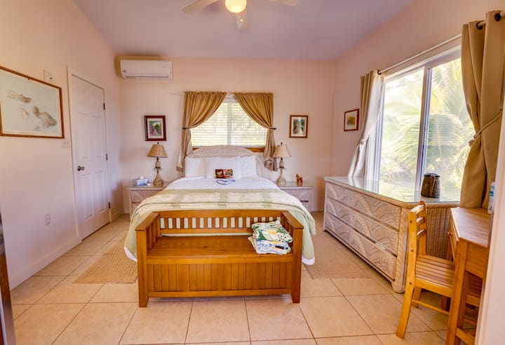 Კომფორტული ორადგილიანი საწოლი, უამრავი სათავსო, დამატებითი პირსახოცები, თეთრეული და პლაჟის პირსახოცები.   Ფოტოზე მარცხნივ უნდა გქონდეთ კარადა სარეცხი მანქანითა და საშრობით.