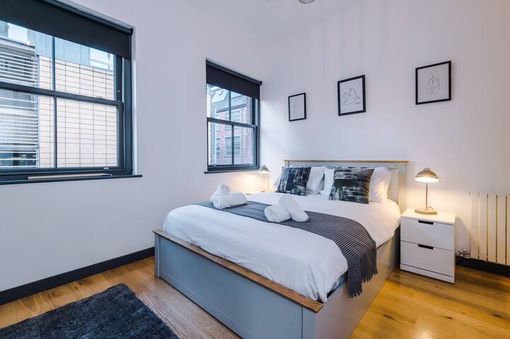 4-Storey Townhouse in bustling Manchester square!