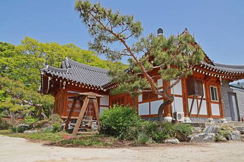 Hanok Stay < Hyundeok Cine >