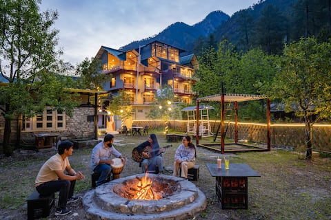Zostel Kasol | Superior Deluxe Room with balcony