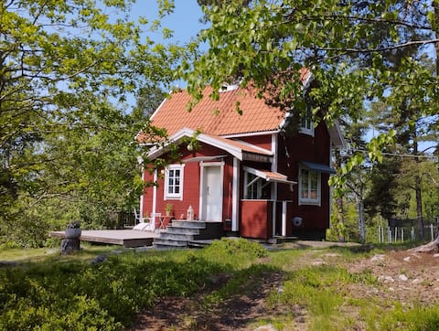 Cozy little house, lake view and forest plot, Värmdö