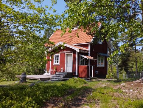 Cozy little house, lake view and forest plot, Värmdö