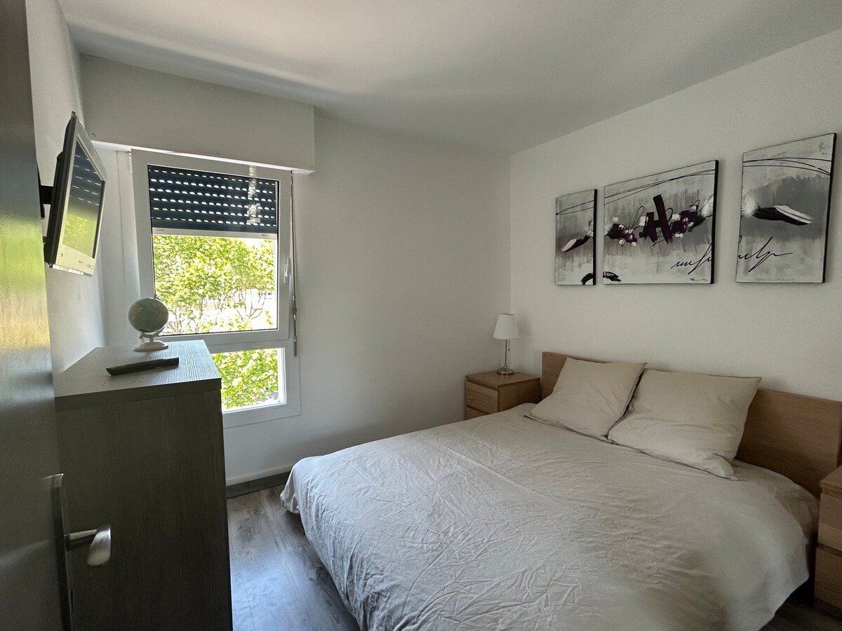 Მთავარი საძინებელი საწოლით Queen Size (160 × 200). Რამდენიმე სათავსო + ჩაშენებული კარადები საკიდებით. 