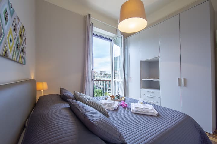 Dormitorio principal: 
- cama matrimonial
- armario grande 
- acceso al balcón, con vistas al parque 
- parquet refinado