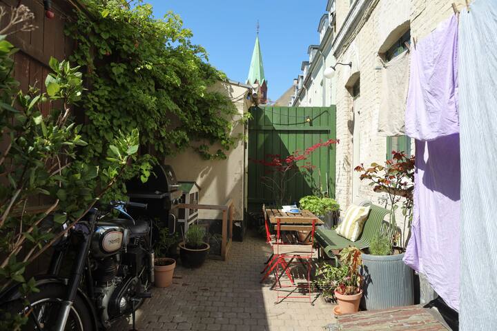 Byhus i det historiske centrum med privat gårdhave gallery image 5