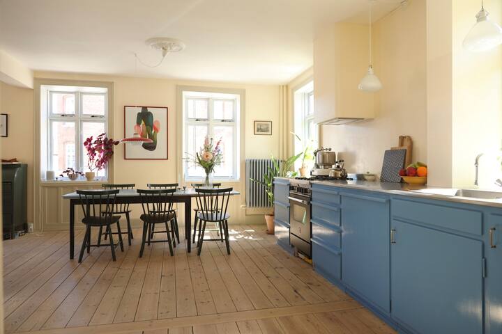 Byhus i det historiske centrum med privat gårdhave