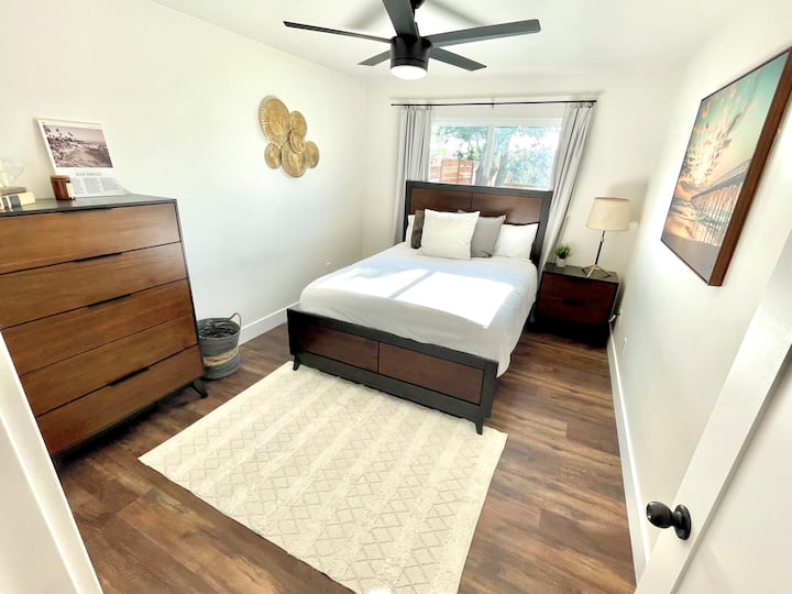 أكبر غرفة بسرير كبير وفراش أساسي قابل للتعديل مع جهاز تحكم عن بعد. تواجه غرفة النوم هذه الغرب وتحصل على نسيم بارد مع فتح النافذة. 