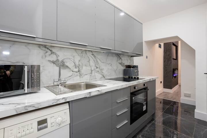 Bolton 4-Bed Duplex – Sleeps 6, Stylish & Spacious gallery image 4