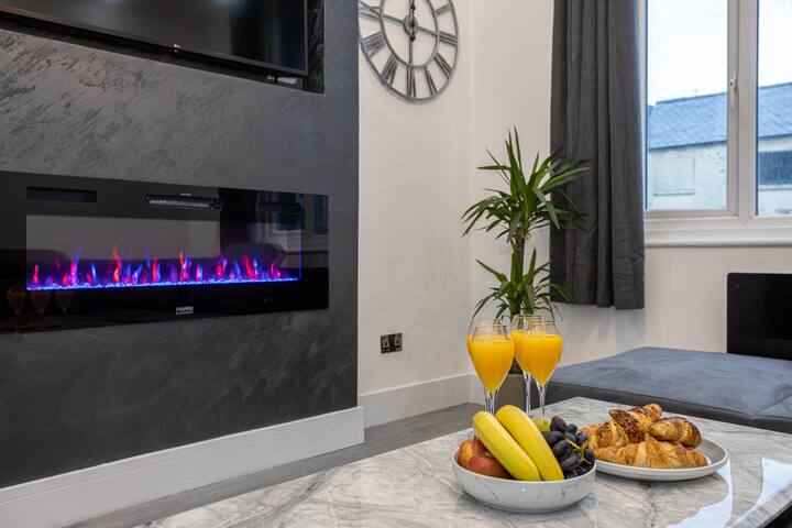 Bolton 4-Bed Duplex – Sleeps 6, Stylish & Spacious gallery image 2