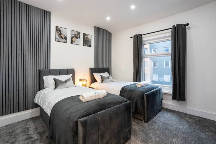 Bolton 4-Bed Duplex – Sleeps 6, Stylish & Spacious gallery image 3