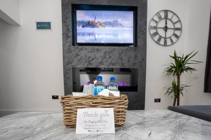 Bolton 4-Bed Duplex – Sleeps 6, Stylish & Spacious gallery image 5