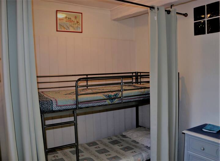 СПАЛНЯ /ДЪРВЕНА КОЛИБА 2 ЛЕГЛА В 90.