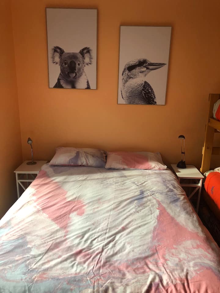 Schlafzimmer 3
Ein Queensize-Bett und eine Reihe von Etagenbetten 