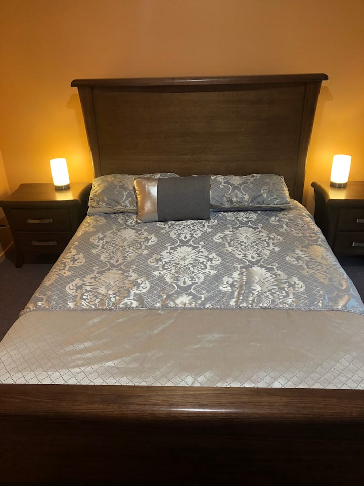 Schlafzimmer 2
Ein  Queensize-Bett mit Berührbett-Seitenleuchten 