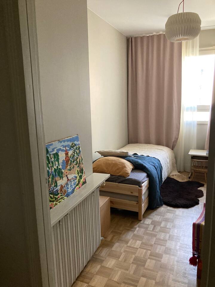 This bed can be transformed easily as double bed, both are confortable.

Ce lit peut passer facilement de lit simple à lit double. Il est confortable dans les deux configurations (lit à lattes, matelas à ressorts, et surmatelas).