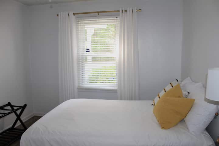 غرفة النوم رقم1 - سرير بحجم كبير.  تحتوي غرفة النوم هذه على طاولتين ليليتين مع أدراج ورف ملابس ورف للأمتعة. 