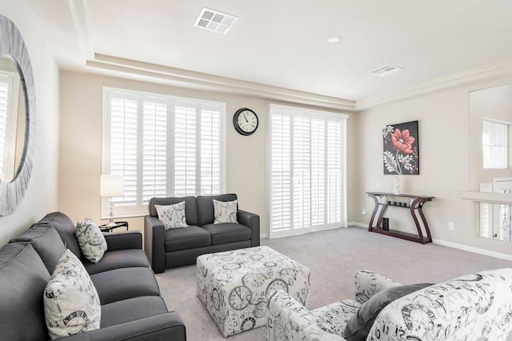 Clean & Spacious entire home near LV Strip